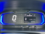 視認性の高いメーターで、走行情報をしっかり確認できます。デジタル表示で、運転に必要な情報を一目で把握可能です。