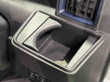 運転席側掘り込み式カップホルダー