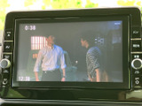 テレビ番組を画面で視聴できる装備です。停車中の休憩時間にも映像を楽しめるため、車内で過ごす時間を有効に使いたい方にうれしい機能です。視聴の際は安全な場所に停車してください。