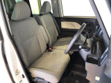 運転席の座面高さを調整できるシートリフターが付いています。フロントシートはベンチシートを採用で、座面も広く使い勝手もいいですよ♪
