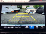後方の映像にガイド線が表示され、駐車時に車両と周囲との位置関係を確認する目安になります。画面を見ながら周辺を直接確認することで、バック時の安全確認をサポートします。
