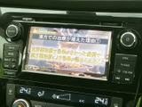 映像を表示できる画面を備えており、停車中のひと休みや待ち時間にテレビ番組などを視聴できます。画面まわりには音源切り替えのボタンもまとまり、車内での時間を便利に過ごせます。