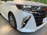 【LEDヘッドライト】悪天候や夜間走行時も良好な視界を確保し安心して運転できる高輝度LEDヘッドライトを装備!点灯速度が早く、消費電力も抑えられています。