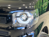 【LEDヘッドライト】悪天候や夜間走行時も良好な視界を確保し安心して運転できる高輝度LEDヘッドライトを装備!点灯速度が早く、消費電力も抑えられています。