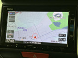 地図上に現在地や周辺の道路が表示され、目的地までの位置関係を確認しやすい画面です。縮尺変更などの表示操作にも対応し、行き先を探す際に便利です。