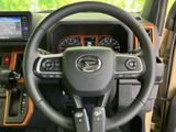 左右のスポークに複数のスイッチがまとまり、運転姿勢を保ちながら手元で各種機能にアクセスできます。メーターも正面に見やすく、日常の運転をサポートする配置です。
