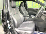 運転席まわりには十分なスペースがあり、大柄な方でもゆったり運転していただける環境です。
