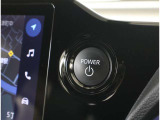 スマートキーを携帯していればキーを取り出さずにドアを施錠&解錠。クルマの始動も可能です。