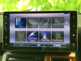 テレビやラジオ、USB、Bluetooth Audioなど、利用できるメディアが画面上にまとまっています。お好みの音源を選びやすく、移動中の楽しみが広がります。