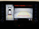 パノラミックビューモニターを装備。駐車場や交差点でクルマを真上から見るように周囲を確認できます。機能の詳細は販売店スタッフまでおたずねください。