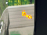 【ブラインドスポットモニター】走行中、ドアミラーの死角になりやすい箇所に後続車が接近するとサイドミラー付近に警告を表示、ドライバーに注意喚起をしてくれます。