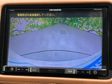 車両周辺の様子を画面で確認でき、駐車時などに周囲を把握する手助けになります。画面内に案内表示もあり、停車位置を確かめたい場面で便利に活用できる装備です。