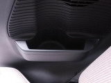 ドアのポケットにも小物やペットボトルが入ります!!