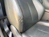 運転席レザーシートに擦れがあります