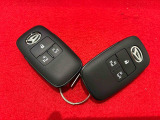 電子カードキーを携帯していれば、リクエストスイッチを押すだけでドアの施錠と解除が行えます。しかも盗難防止に役立つイモビライザー機能付きです。