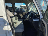 明るい色味のシートと大きな窓が、運転席まわりに開放感をもたらします。乗り降りしやすいドア開口で、前席の足元や周囲の見通しも確かめやすく、日々の移動に使いやすい空間です。