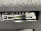 【ETC】有料道路を利用する際に料金所で停止することなく通過できる、ETC車載器(ノンストップ自動料金収受システム機器)が装備されています。セットアップを行うことで利用可能になります。