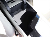 コンソールの肘掛けの下には収納があるだけでなく、USB端子が備えられています スマートフォンが無接点充電に対応していない場合は、こちらで有線による充電ができます