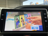 テレビ番組を画面で視聴できる装備です。停車中の待ち時間などに映像を楽しめるため、お出かけ先での休憩時間も車内で過ごしやすく、便利にお使いいただけます。