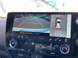 後方の映像に加えて車両周辺を俯瞰した表示もあり、駐車時に周囲の位置関係を確認しやすい構成です。画面のガイドを目安に、落ち着いて車庫入れを行えます。
