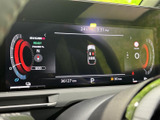 わかりやすいデザインのメーターパネル。各種情報を一目で確認でき、運転に集中できます。視認性の高い表示で、安全運転をサポートします。