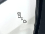 【後方車輛検知】走行中、ドアミラーの死角になりやすい箇所に後続車が接近するとサイドミラー付近に警告を表示、ドライバーに注意喚起をしてくれます。