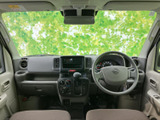 運転席からの視界は広く、運転操作もスムーズに行えます。シンプルで使いやすい操作パネルが特徴です。