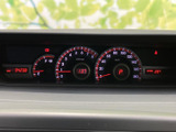 速度や燃料残量などの表示がまとまり、運転中に必要な情報を確認しやすい配置です。各表示が見分けやすく、走行状況を把握する際にも役立ちます。日々の運転を支える装備です。