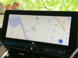 画面いっぱいに地図が表示され、現在地を示すマークや周辺の道路を確認できます。拡大縮小の表示も備わり、目的地までの位置関係を把握しながら移動をサポートします。