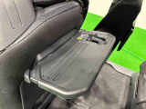 飲み物や食べ物を気軽に置けるテーブルを、運転席と助手席の背もたれにご用意。車内の休憩も快適です!