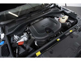 3.0L直列6気筒ディーゼルターボにマイルドハイブリッドを組み合わせたD350。350PS/700Nmを発揮し、低回転から湧き出る豊かなトルクで大柄なボディを軽やかに走らせます。