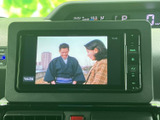 停車中にテレビや映像を楽しめるので、待ち時間も快適に過ごせます。家族や友人と一緒に、楽しい時間をお過ごしください。(※運転中の視聴は法律で禁止されています)。