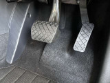 アクセル・ブレーキペダルや運転席足元の状態です。使用感が出やすい部分も写真でご確認いただけます。