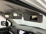 【サンバイザー】車内で身だしなみを整えるためのバニティミラーがセット。お化粧直しや髪型のチェックに活用できます。