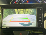 【バックカメラ】駐車時に後方がリアルタイム映像で確認できます。大型商業施設や立体駐車場での駐車時や、夜間のバック時に大活躍!運転スキルに関わらず、今や必須となった装備のひとつです!