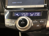 【オートエアコン】一度お好みの温度に設定すれば、車内の温度を検知し風量や温度を自動で調整。暑い&hellip;寒い&hellip;と何度もスイッチ操作をする必要はありません。快適な車内空間には必須の機能ですね♪