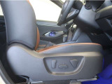 パワーシート搭載。微妙な調整が手軽に出来、最適なポジションで運転することが可能です。