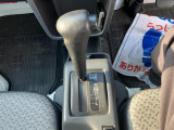 フロア3AT車!坂道走行では軽いエンジンブレーキ効果を得られる【オーバードライブスイッチ】付。