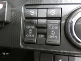 電動スライドドアのスイッチで車内からもスライドドアの開閉ができます。イージークローザー機能で半ドアになることも防止してくれます。