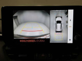 パノラミックビューモニターを装備。駐車場や交差点でクルマを真上から見るように周囲を確認できます。機能の詳細は販売店スタッフまでおたずねください。