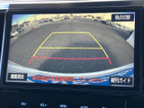 後方の映像に加え、目安となるガイド線が画面に表示されます。駐車時に車両後方や周囲の状況を確認しやすく、画面の切替項目も備えているため、車庫入れをサポートします。
