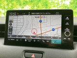 地図上に現在地を示すマークや道路情報が表示され、目的地までのルート確認に活用できます。画面下部からナビやオーディオなどの項目へ切り替えられ、日常のお出かけをサポートします。