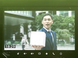 停車中にテレビ映像を視聴でき、待ち時間など車内で過ごすひとときにも活用できます。画面には時刻も表示され、映像を楽しみながら時間を確認したい場面にも便利な装備です。