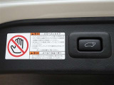 パワーバックドアを装備しています。バックドアを運転席からも開閉できます、便利ですよ。