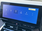 ラジオやテレビ、Bluetoothなどのメニューが一覧で表示され、使いたい音源を選びやすい画面です。設定項目も見分けやすく、日々の移動中に音楽やラジオを楽しむ際に便利です。