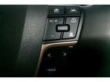 ステアリングスイッチ付き。前方から目を離すことなく、オーディオの操作や運転支援系の操作ができます。