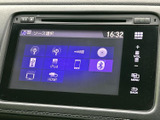 ラジオやUSB、iPod、Bluetoothなど複数の音源が画面に表示され、使いたい項目を選びやすい構成です。普段お使いの音楽環境に合わせて選択でき、移動中の車内時間を彩ります。