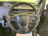 握りやすい形状で、運転姿勢をサポート。スポーティーなデザインが、日常のドライブをより楽しく演出します。操作性も考慮された設計です。