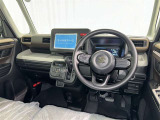 運転席まわりです。 各操作スイッチは使いやすい位置に配置されてます。