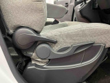 【運転席シートリフター】 体格に合わせたドライビングポジションに調整できます。